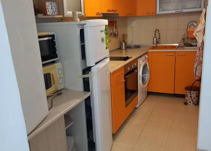 за 4-ма максимум до стадион спартак, точно под вик Apartament *