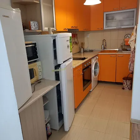 за 4-ма максимум до стадион спартак, точно под вик Apartament *